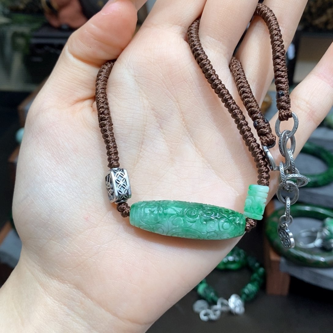 翡翠颈饰未镶嵌漂亮美眉