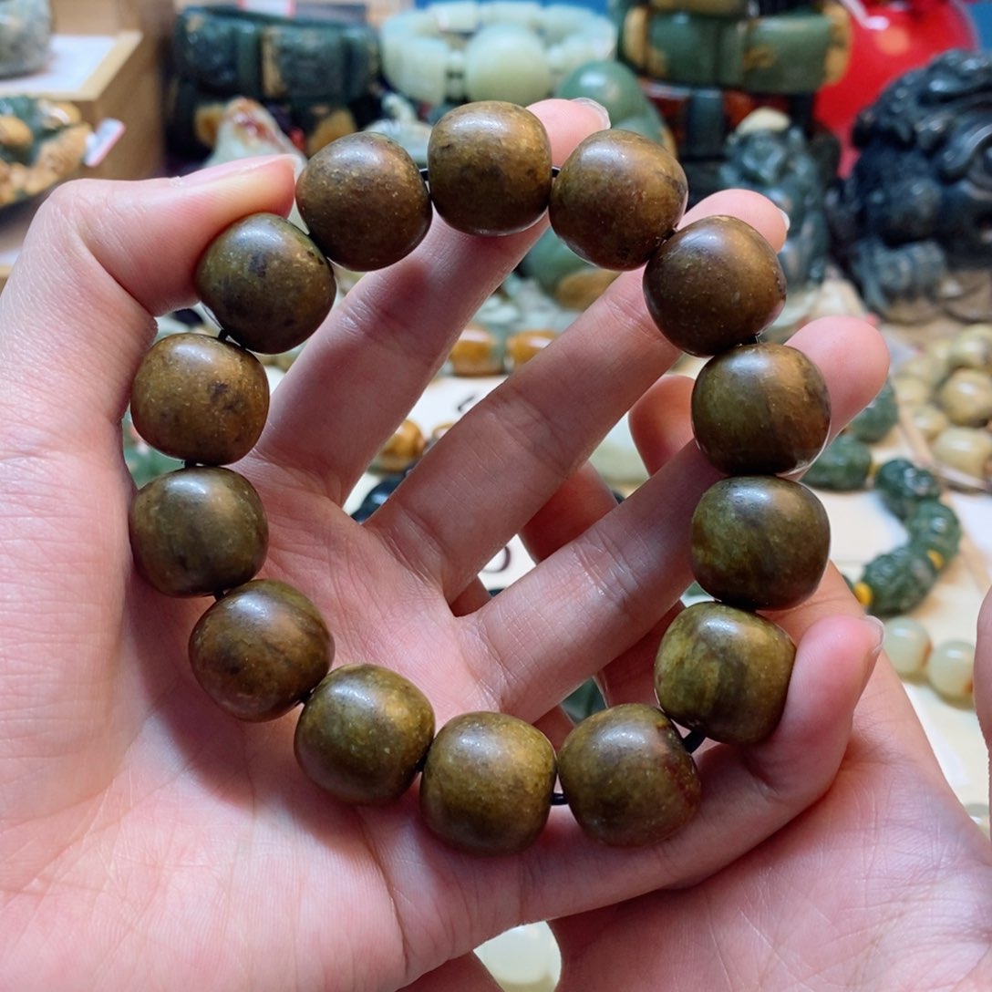 透闪石质玉手串未镶嵌