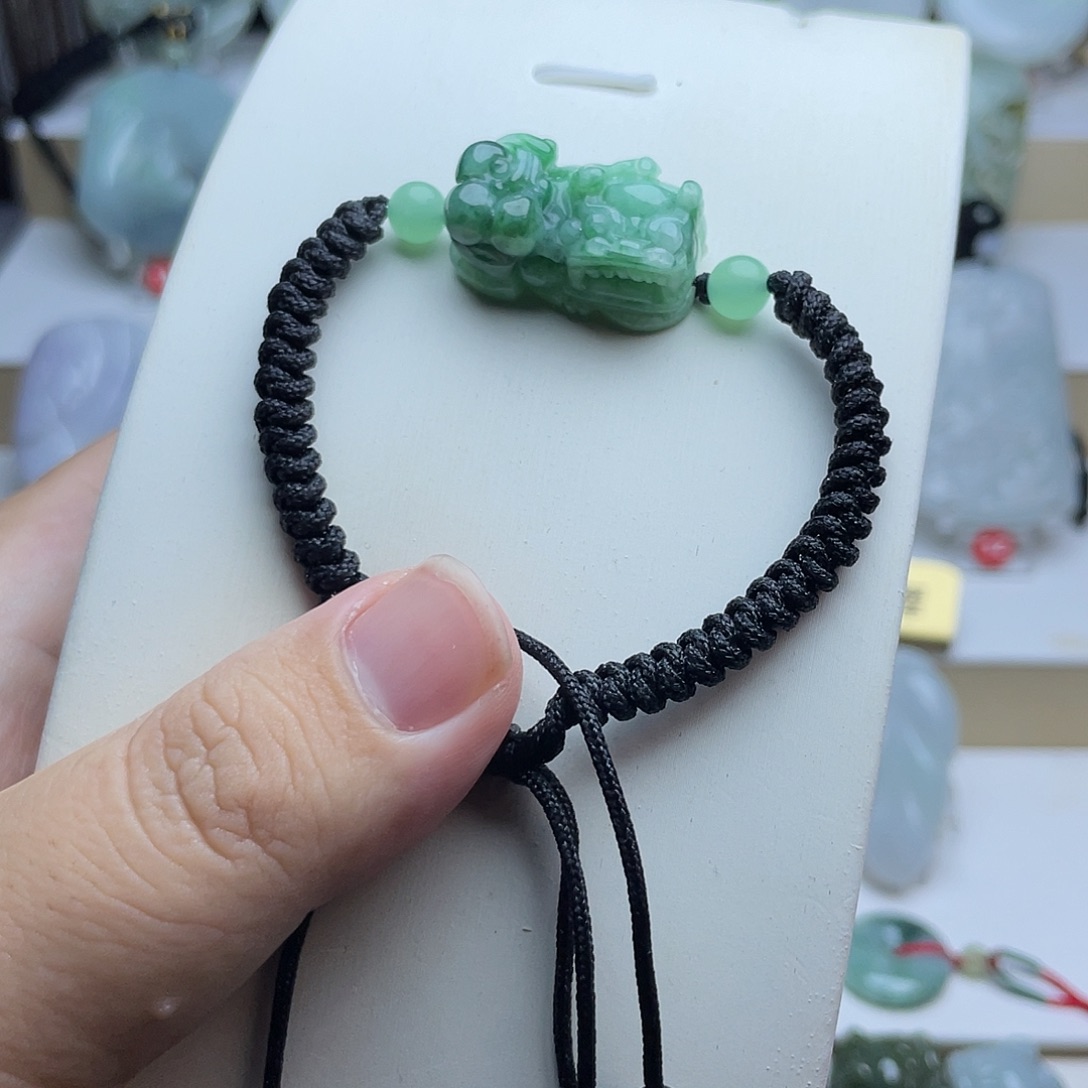 翡翠未镶嵌颈饰貔貅
