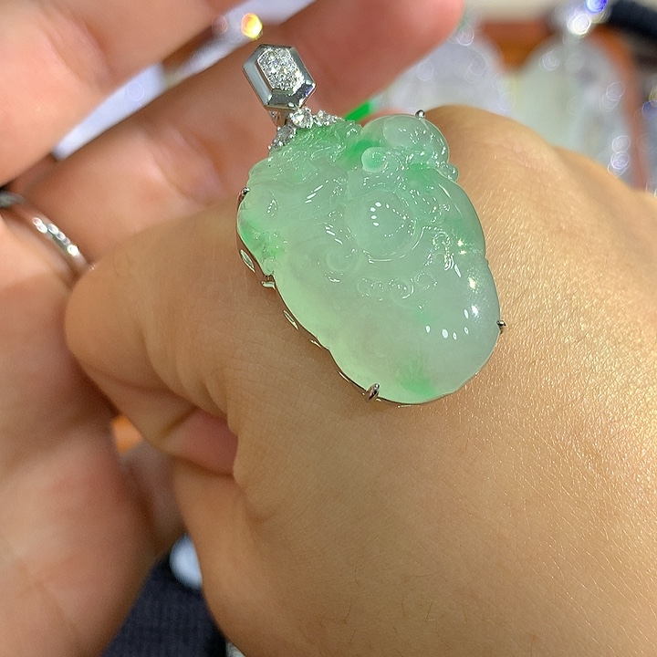 翡翠18K金镶嵌颈饰如意