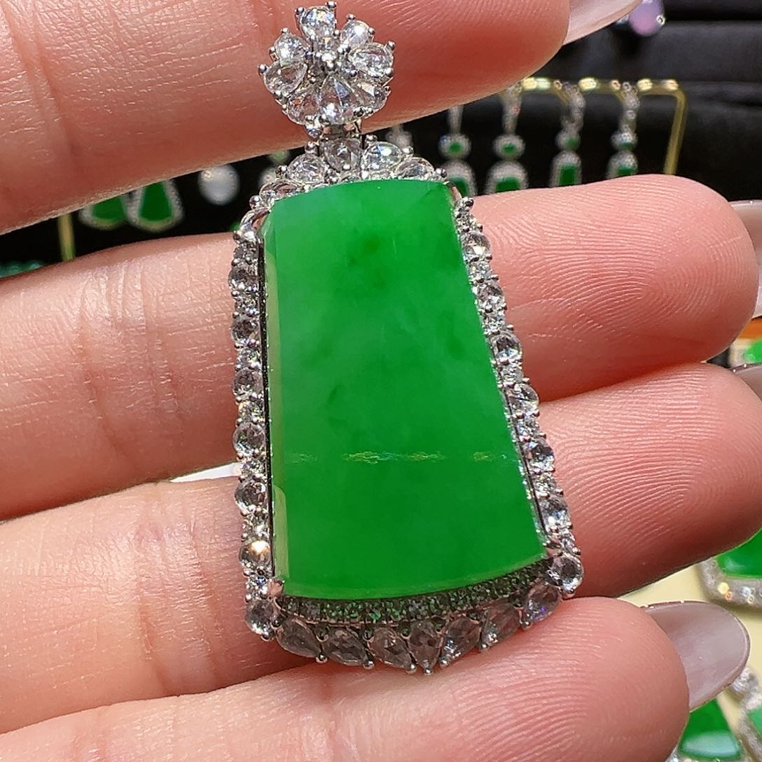 翡翠颈饰18K金镶嵌O****?无事牌吊坠