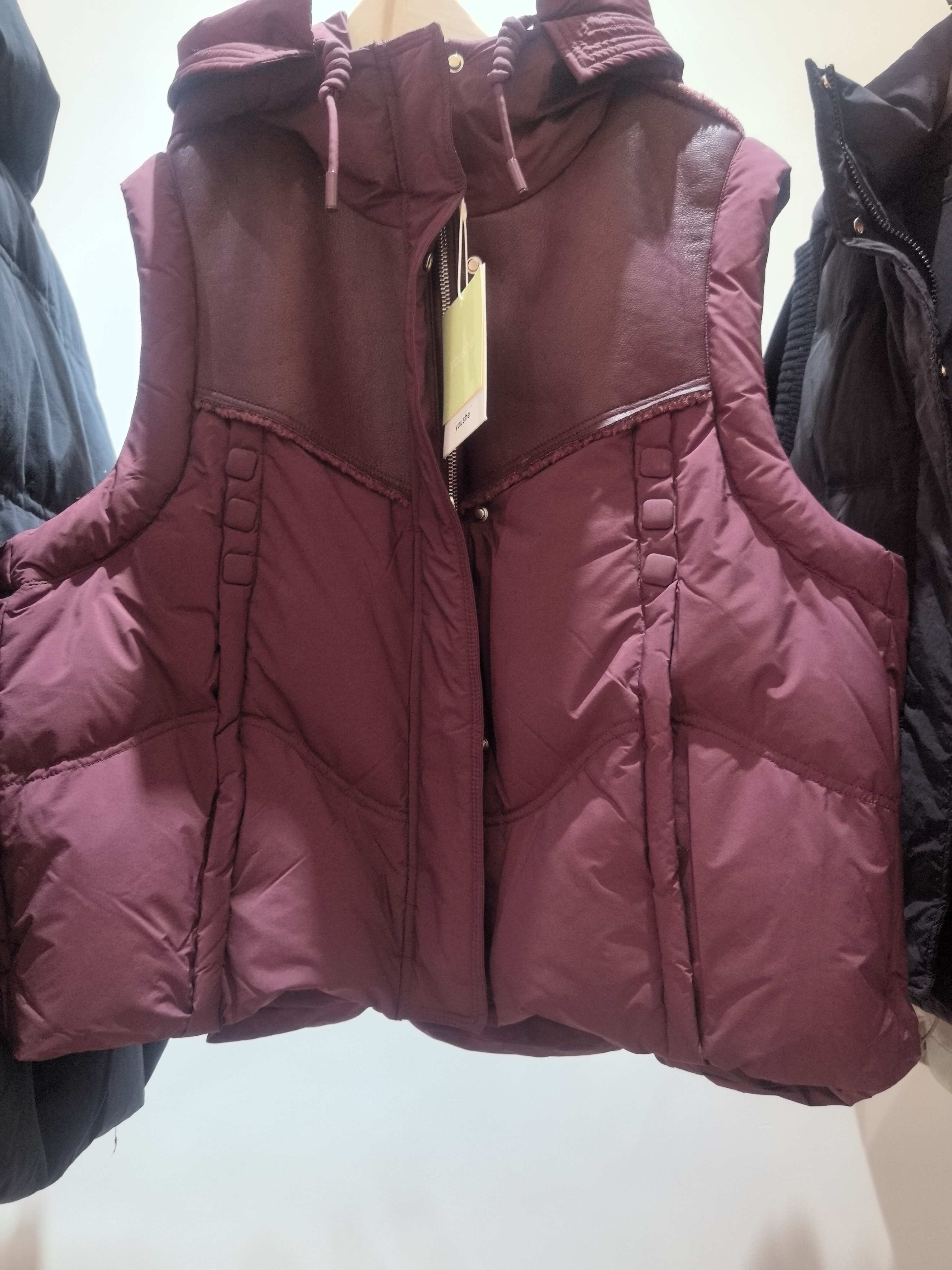 女士酒红色羽绒马甲舒适保暖大气休闲时尚潮流版