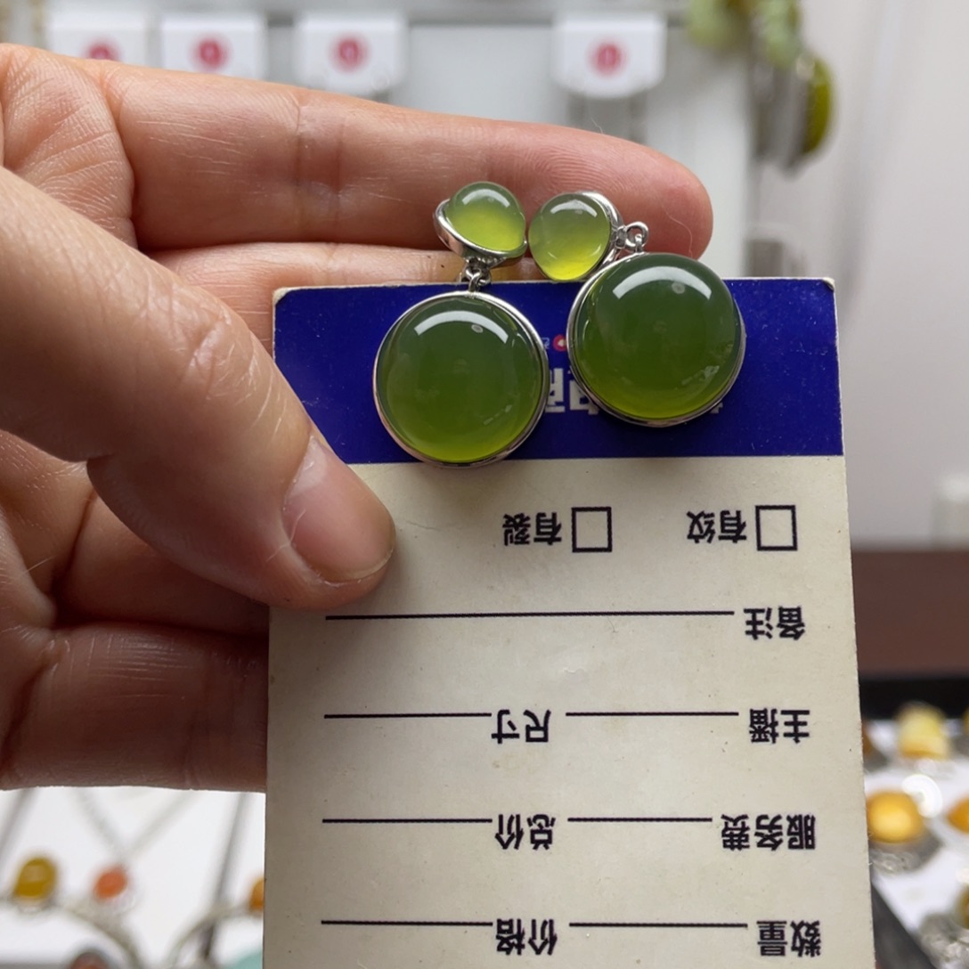 宋***颂蛇纹石玉未镶嵌耳饰