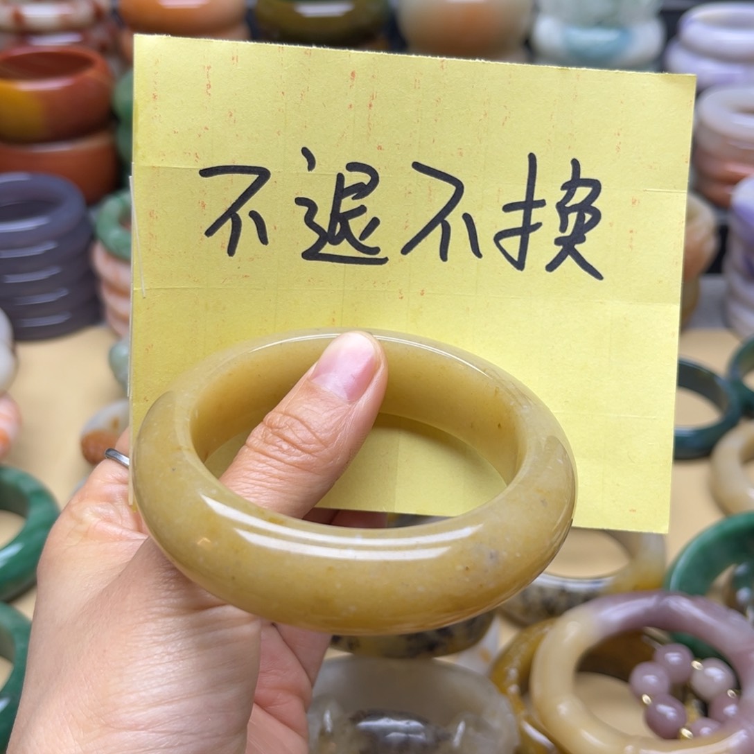 石英质玉手镯未镶嵌龙***里