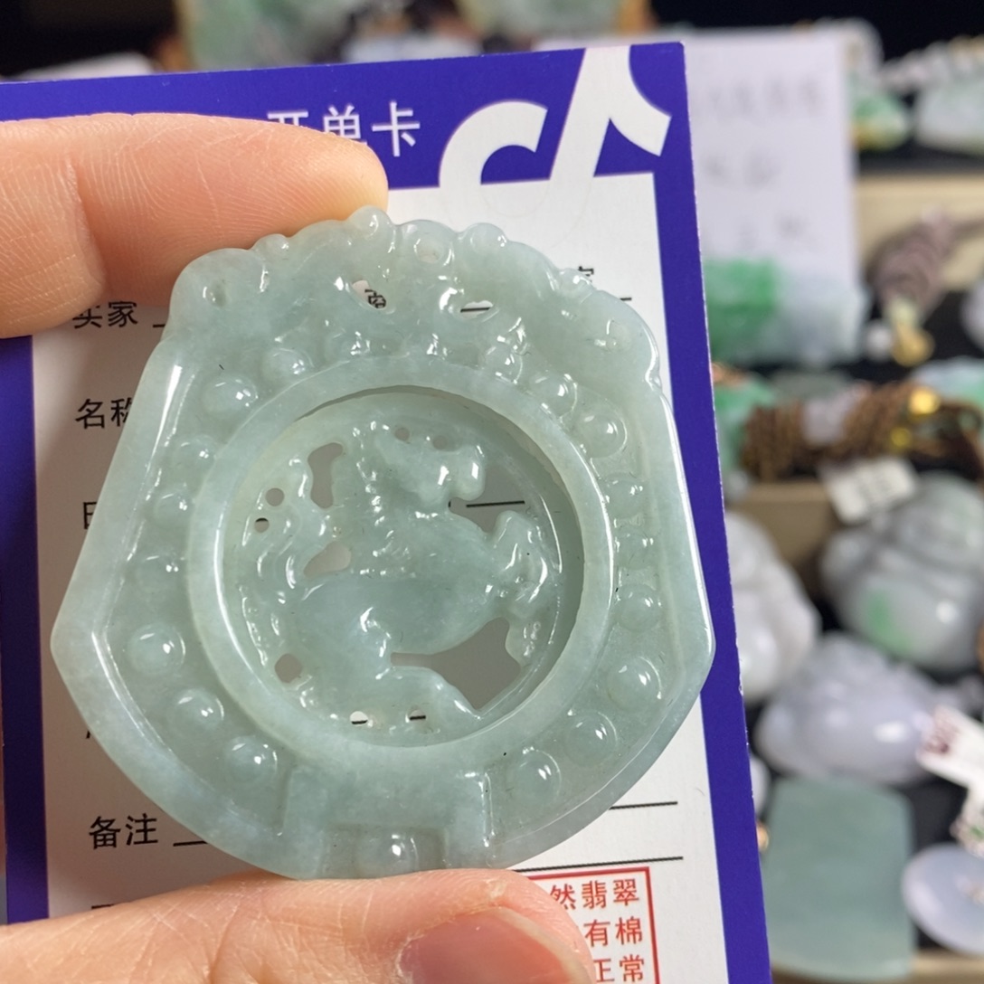 翡翠颈饰未镶嵌马牌