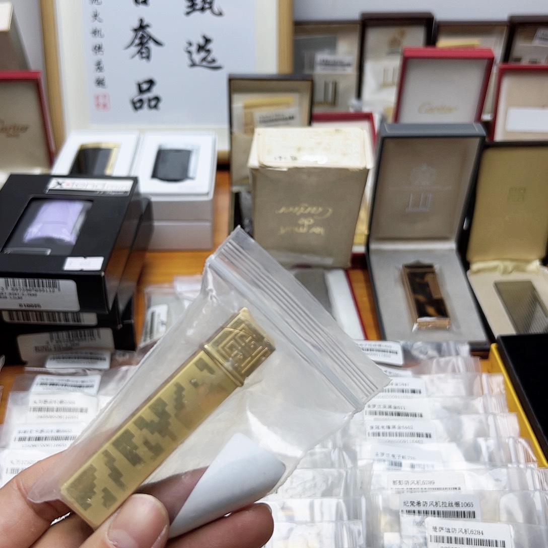 纪口红机金色。   