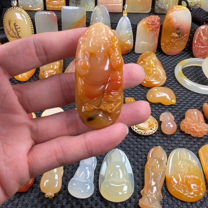 石英质玉（黄龙玉）未镶嵌颈饰