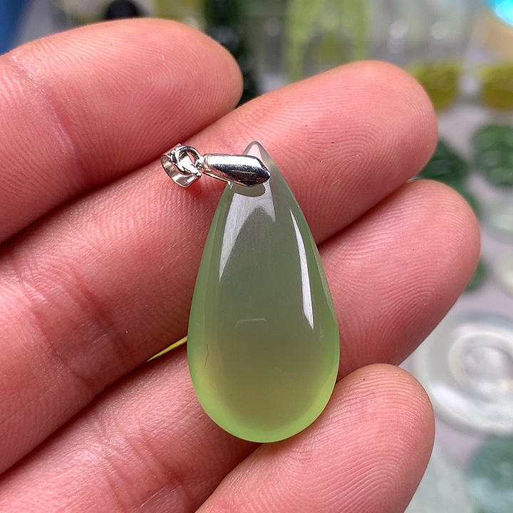 蛇纹石玉挂坠未镶嵌