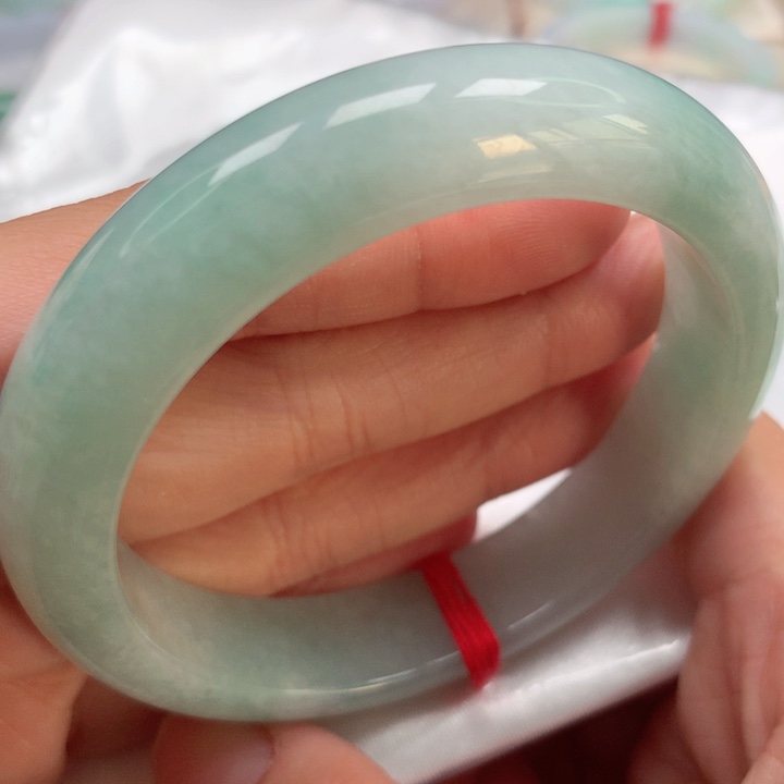 翡翠手镯未镶嵌满绿