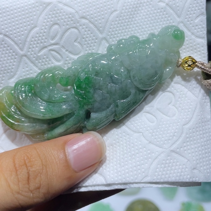 颈饰未镶嵌翡翠乌鸡带绿小鱼