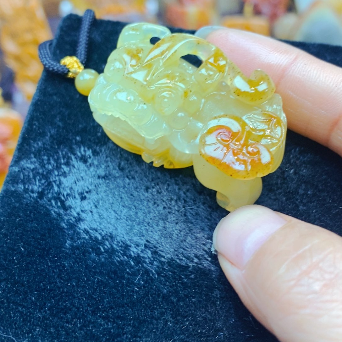 未镶嵌石英质玉（黄龙玉）颈饰