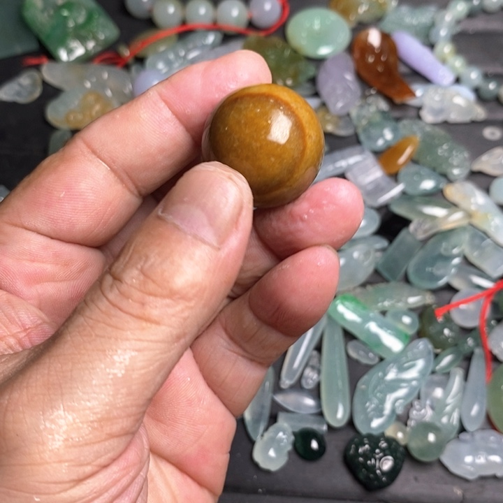 颈饰未镶嵌翡翠珠子