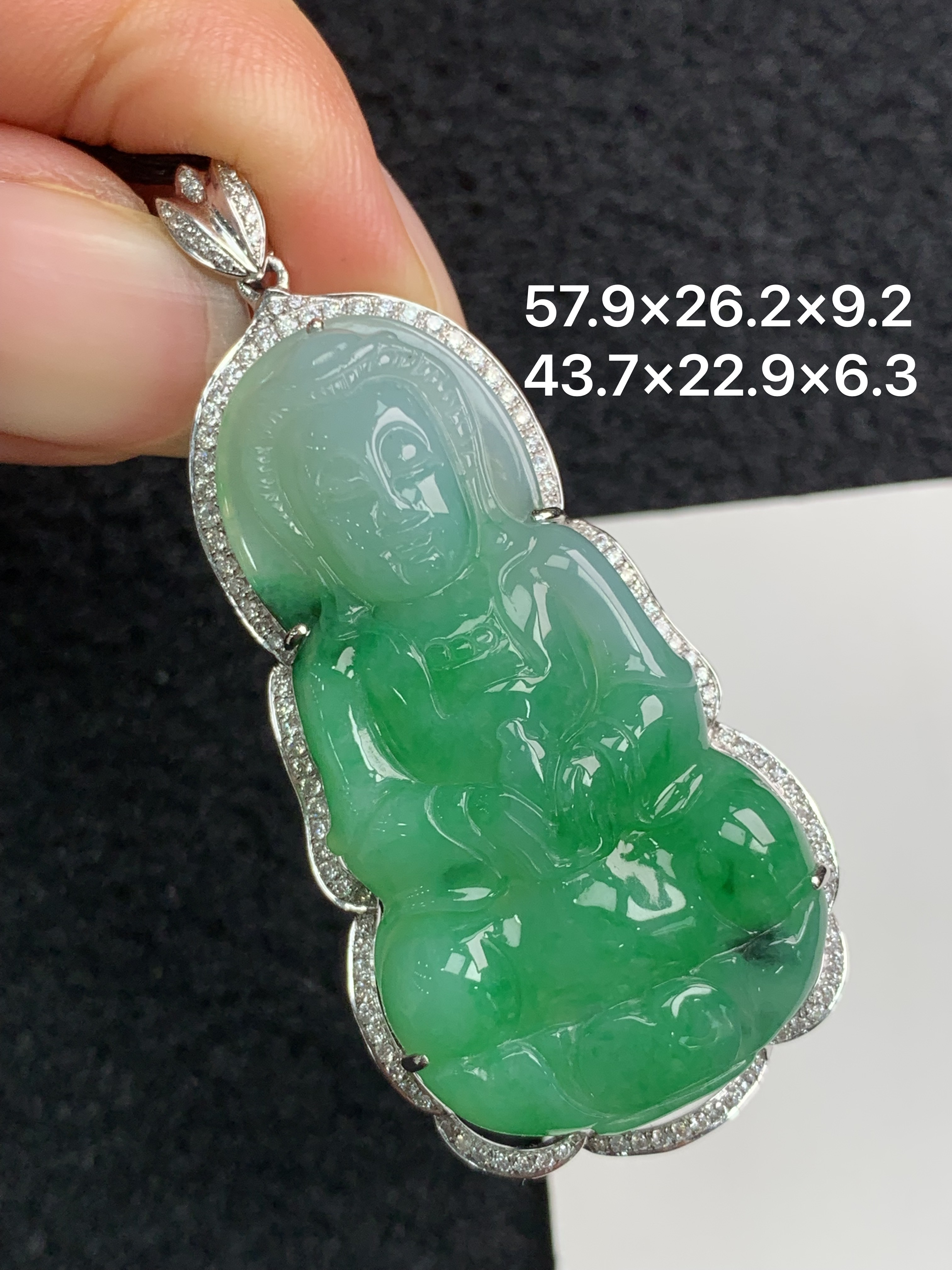 18K金镶嵌天然缅甸翡翠阳绿观音吊坠