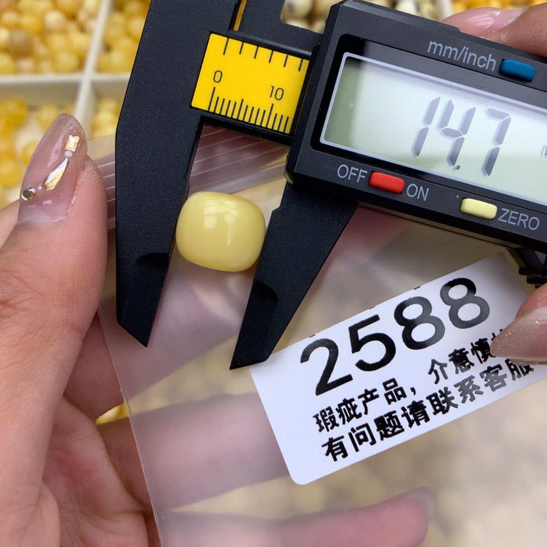 未镶嵌琥珀珠宝奇石