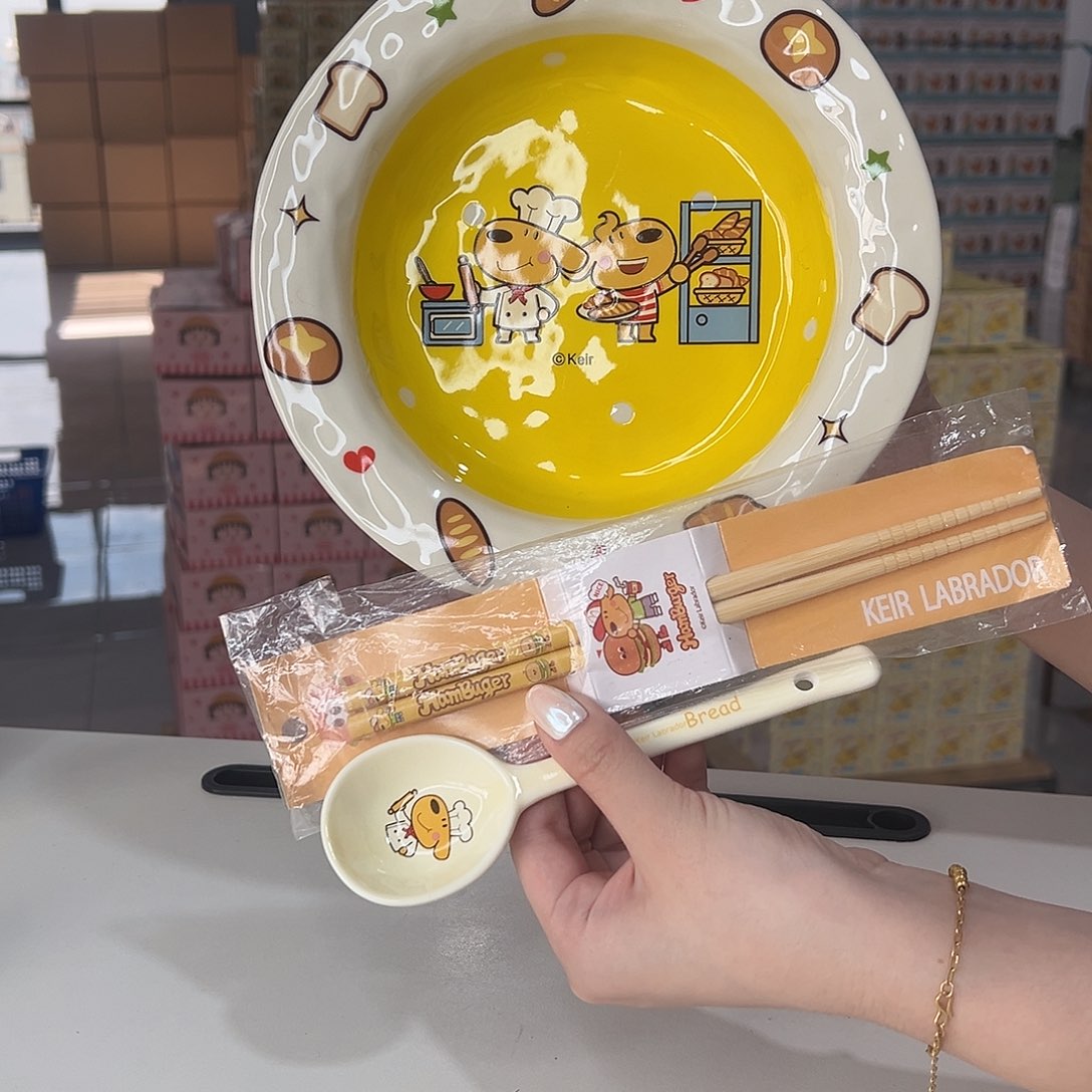 瓷黄色花边盘子加勺子加筷