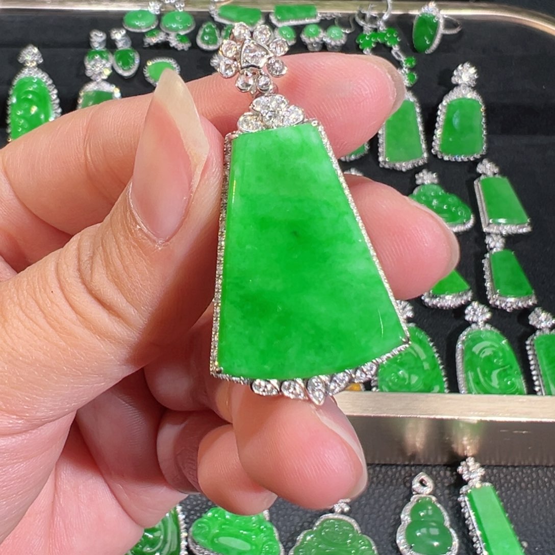 【闪购商品】翡翠吊坠(不含链)18K金镶嵌