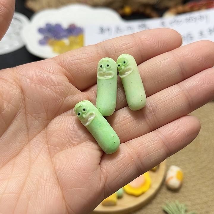根付彩绘黄瓜吊坠一个