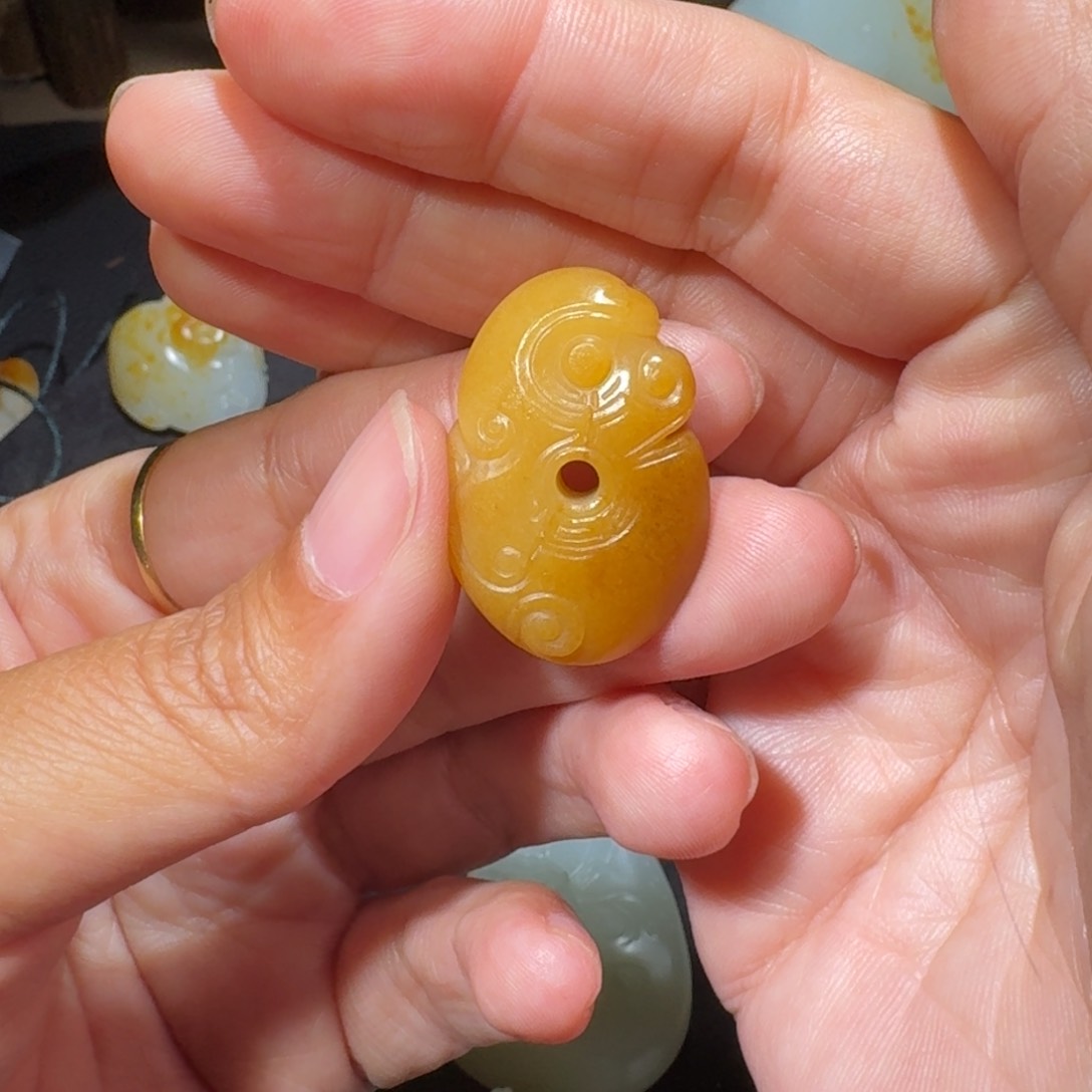 和田玉颈饰未镶嵌艺**告