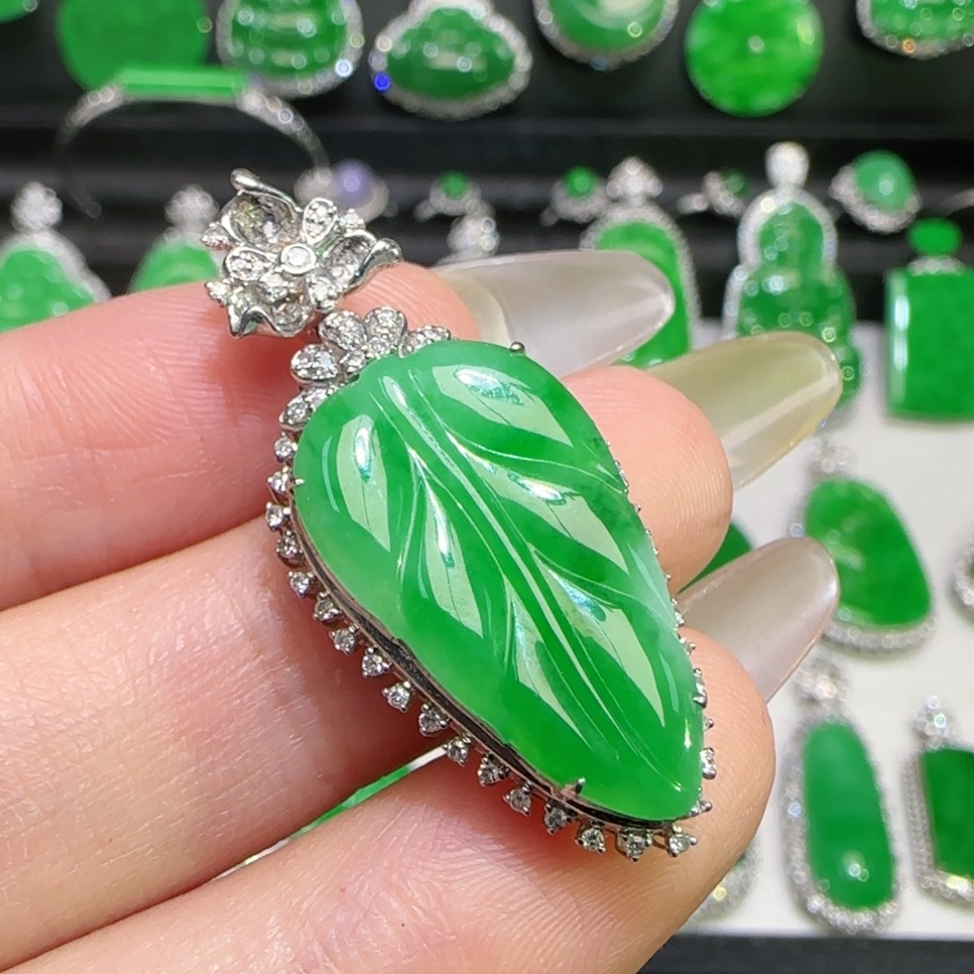 翡翠18K金镶嵌颈饰