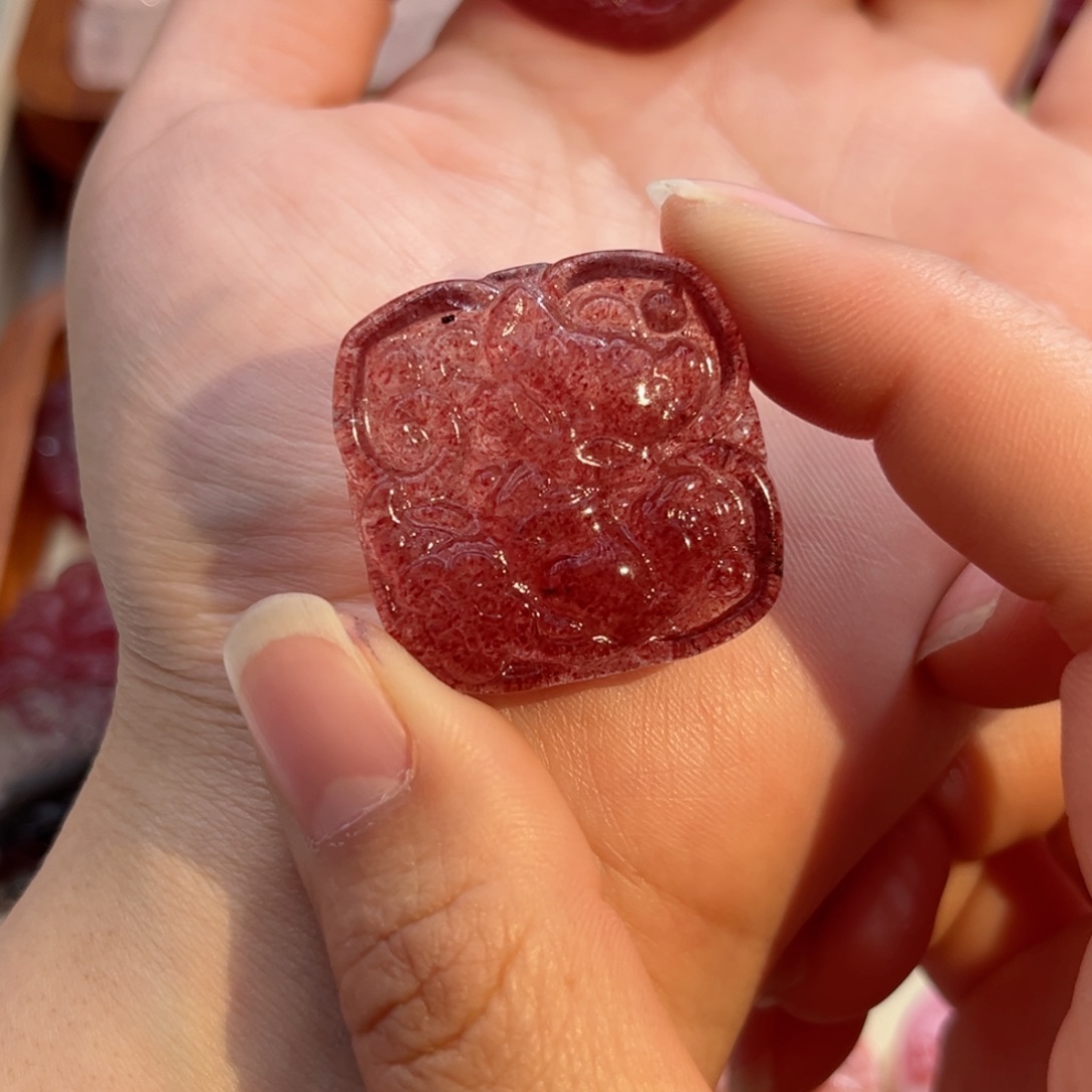 水晶颈饰未镶嵌粉****草莓四方如意33