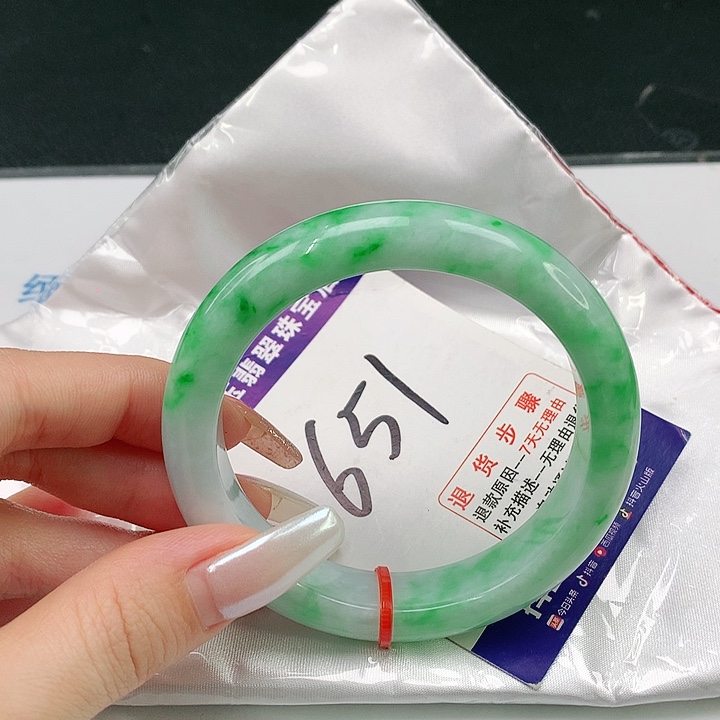 翡翠手镯未镶嵌翡翠手镯