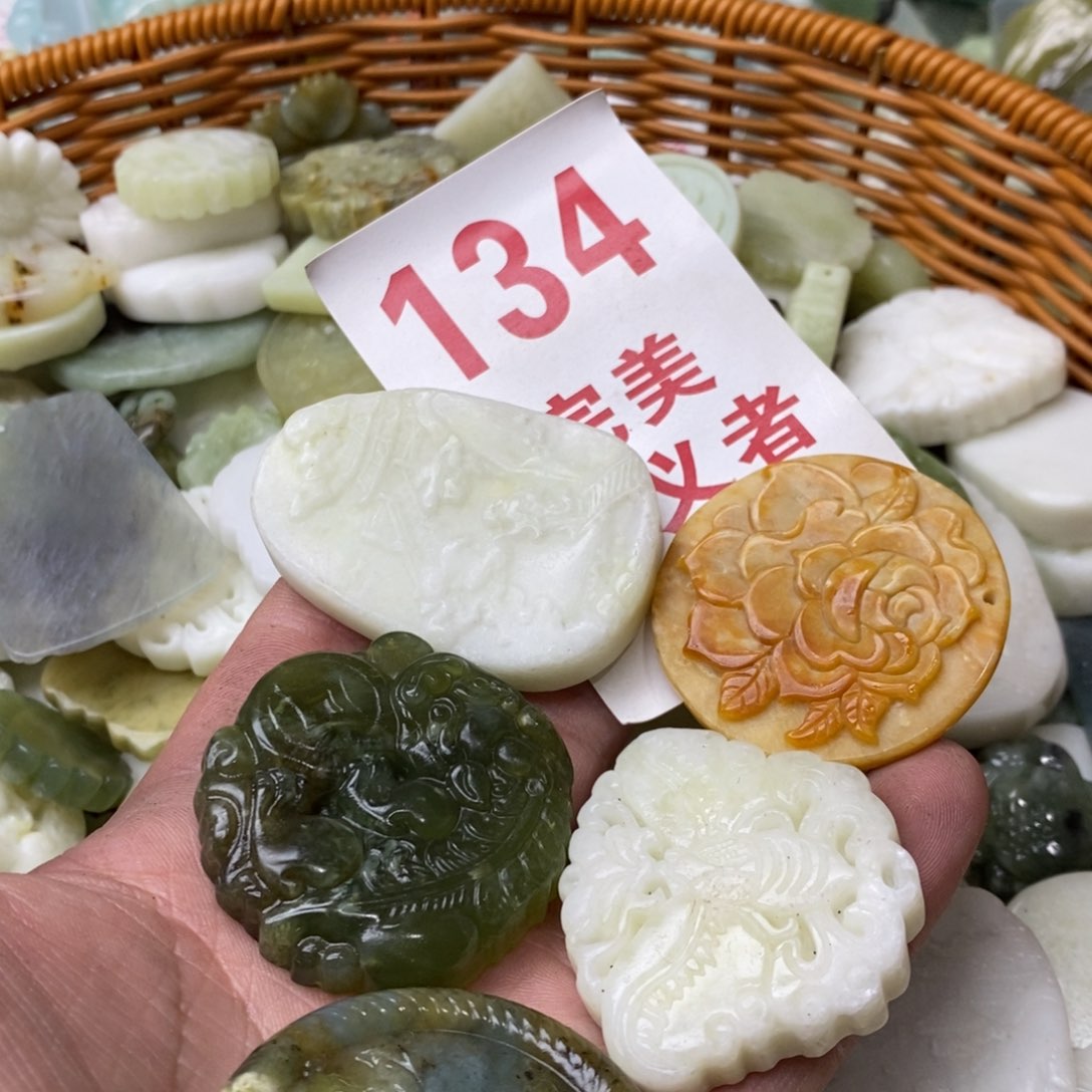 蛇纹石玉挂坠未镶嵌