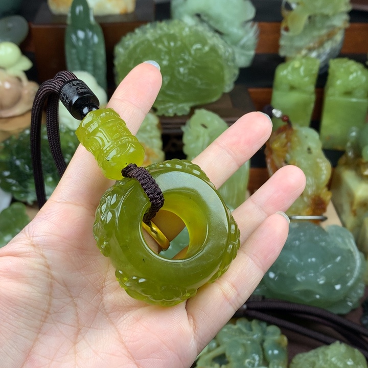 未镶嵌岫玉手把件