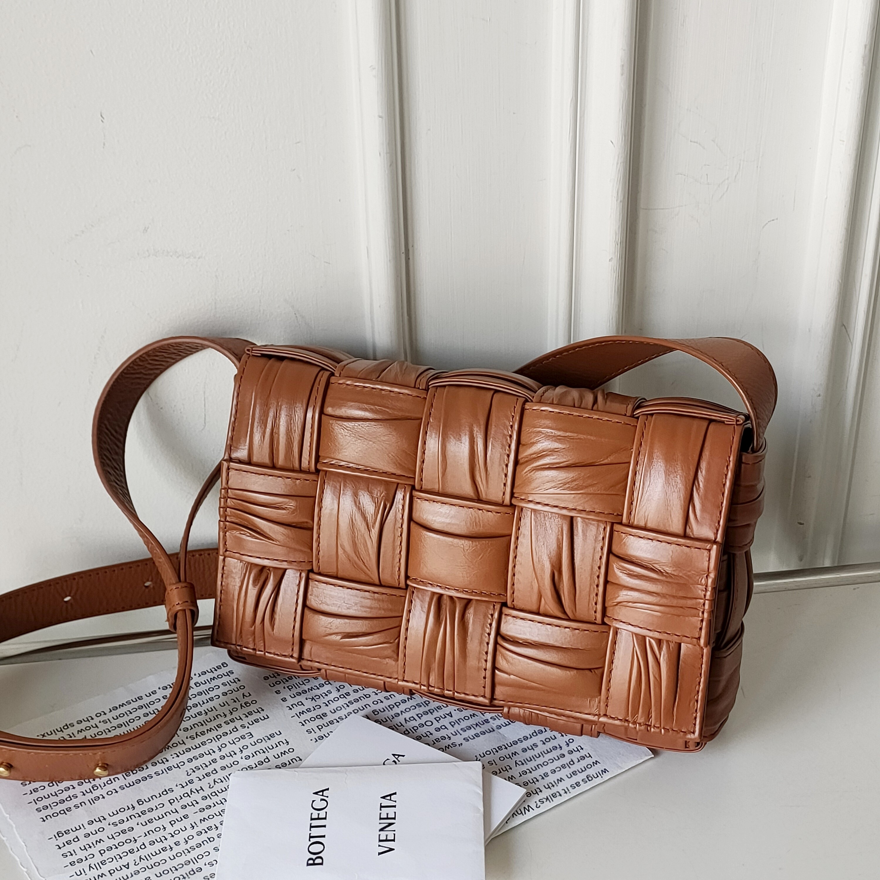 95新 BOTTEGA VENETA/葆蝶家 焦糖褶皱牛皮casstt15格斜挎包49748