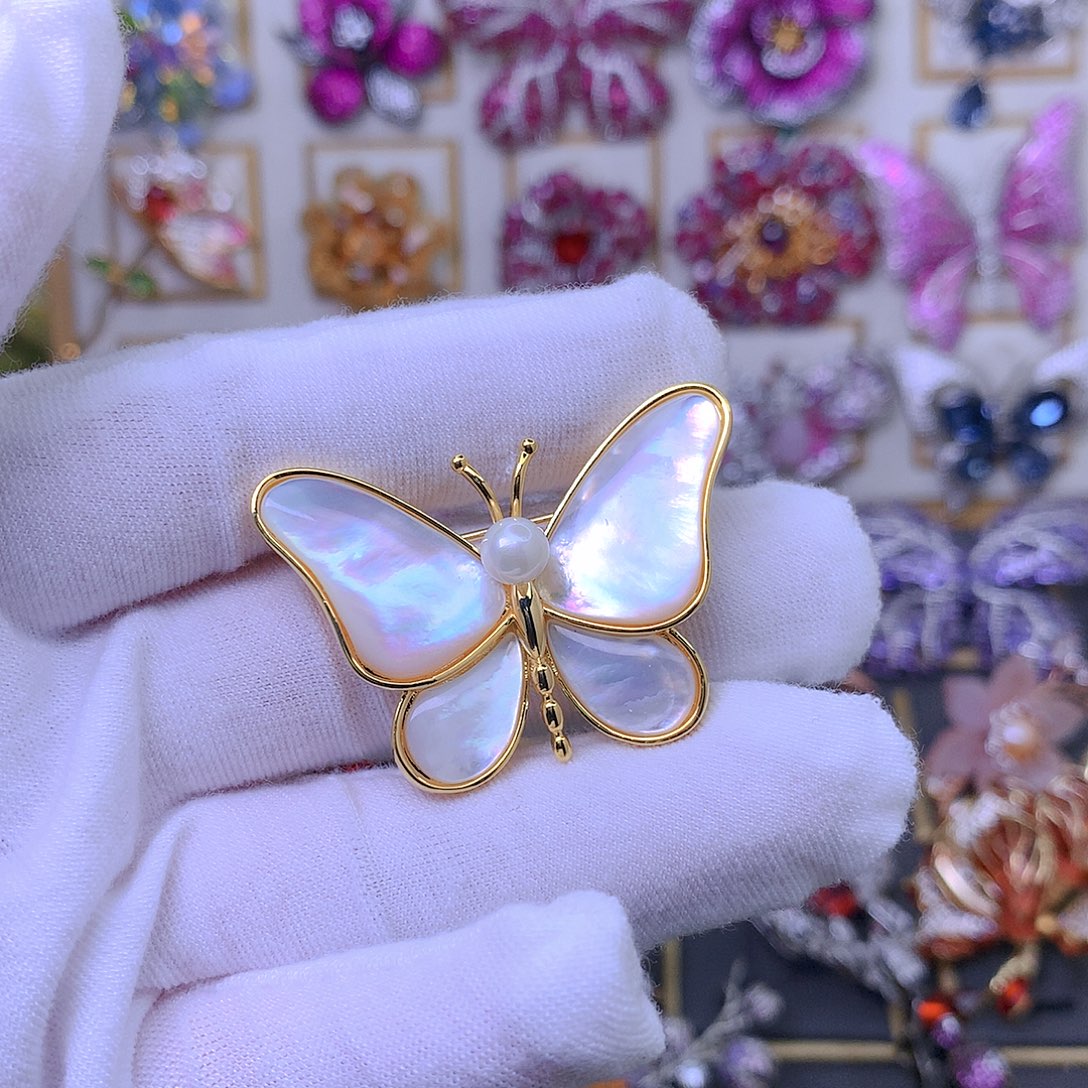 合成立方氧化锆铜贝壳胸针