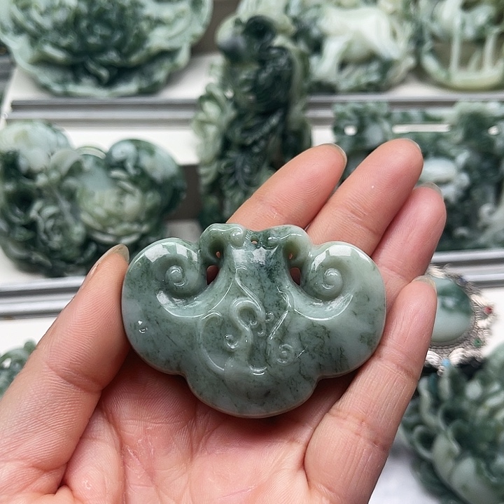 透闪石-蛇纹石玉颈饰未镶嵌
