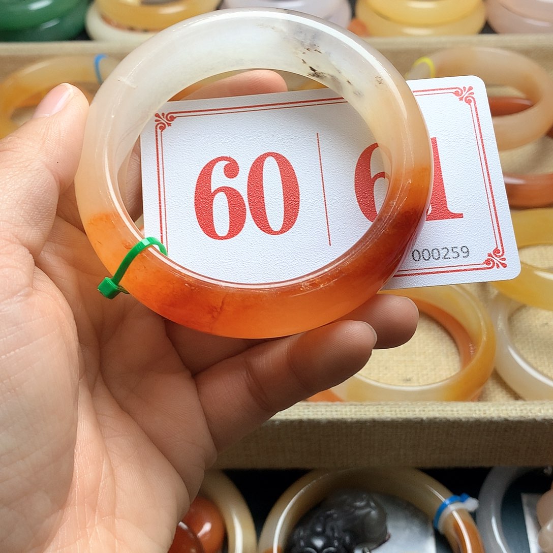 未镶嵌石英质玉（黄龙玉）手镯