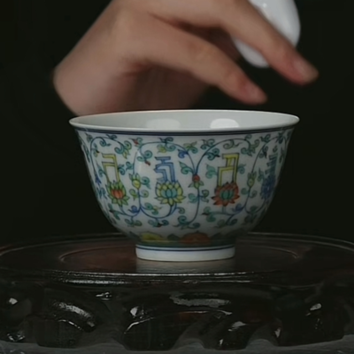 Y斗彩缠枝莲纹杯