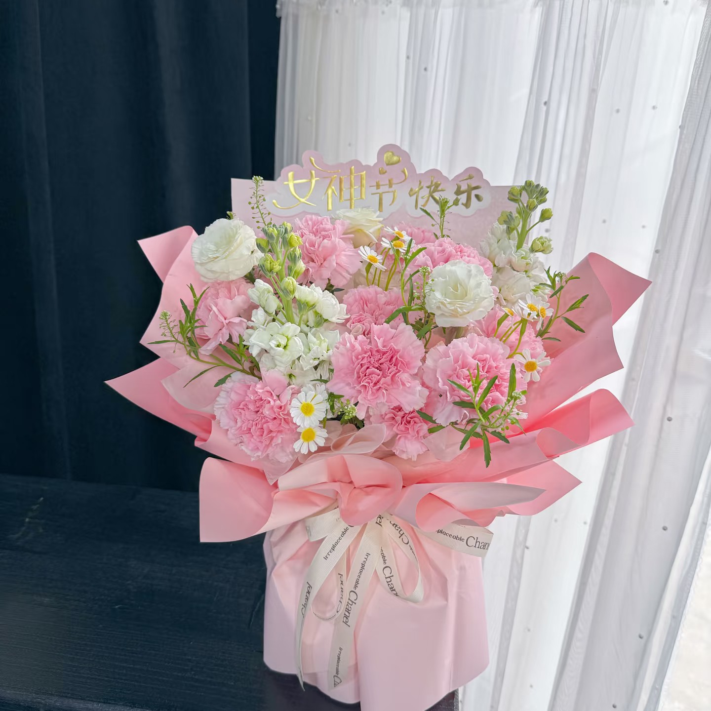粉色康乃馨混搭温暖色系手捧节日礼花