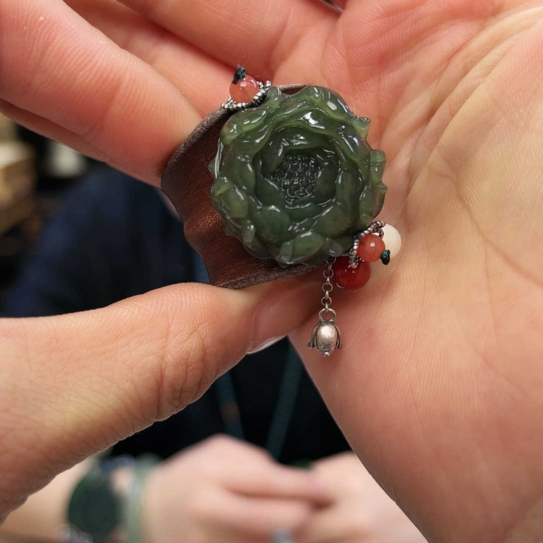 和田玉戒指未镶嵌牡丹