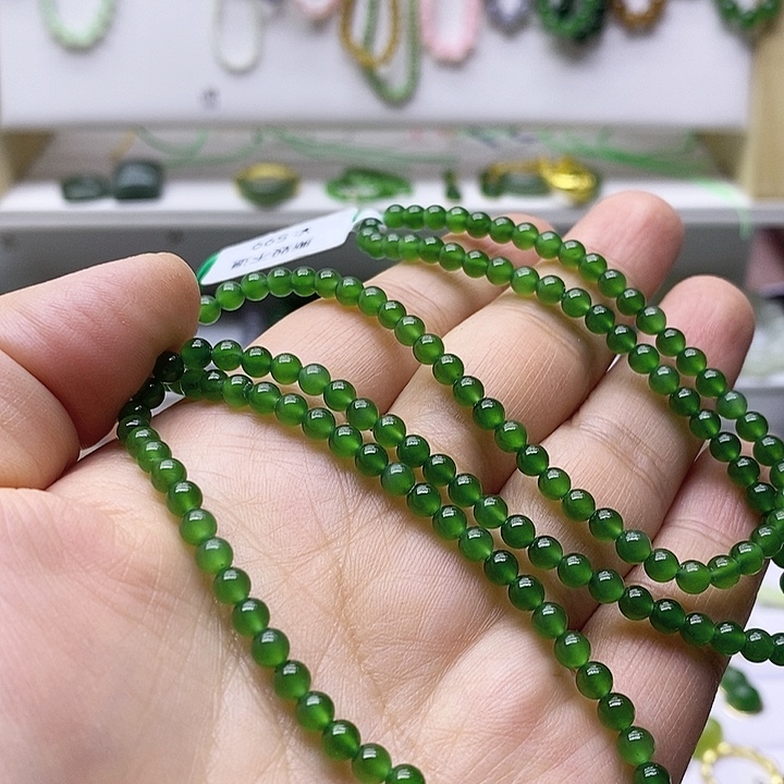 布***尼和田玉（碧玉）未镶嵌颈饰