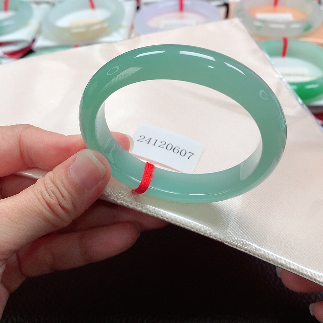 翡翠手镯（贵妃镯）未镶嵌天然A货翡翠手镯