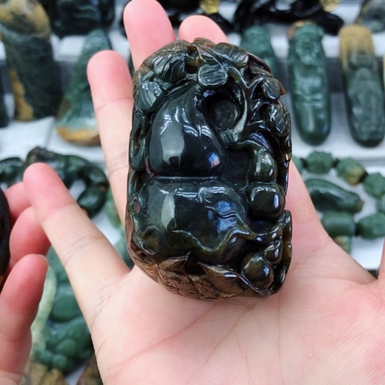 未镶嵌岫岩河磨玉（透闪石质玉）把件