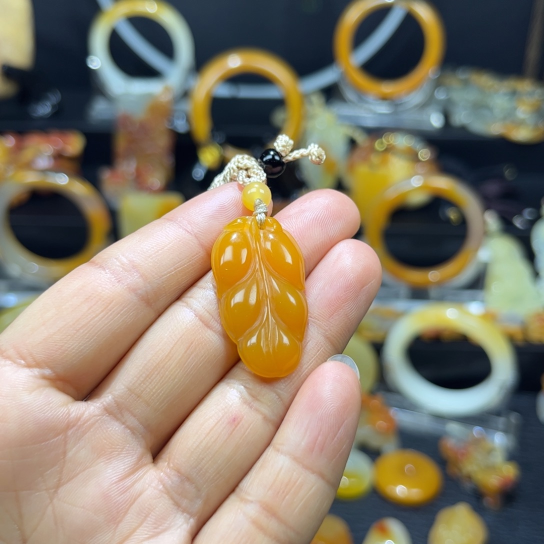 石英质玉（黄龙玉）未镶嵌颈饰