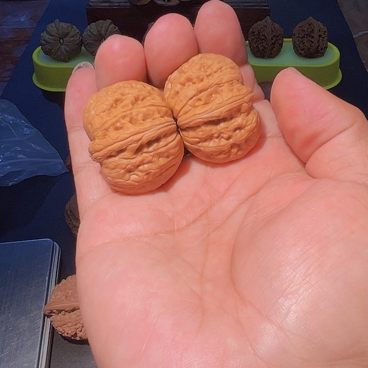 文玩核桃把件留*元宝