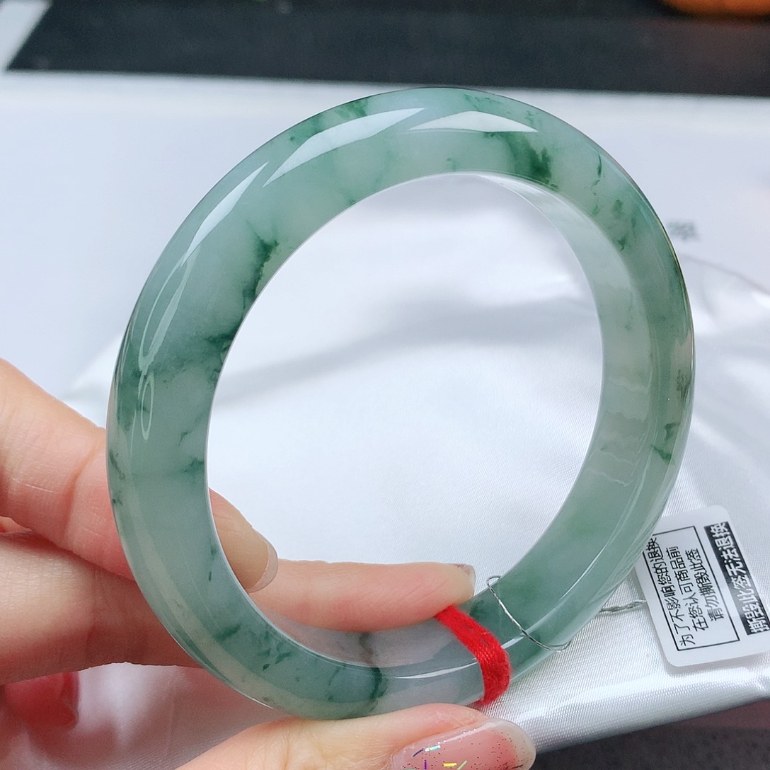 翡翠手镯未镶嵌60圈
