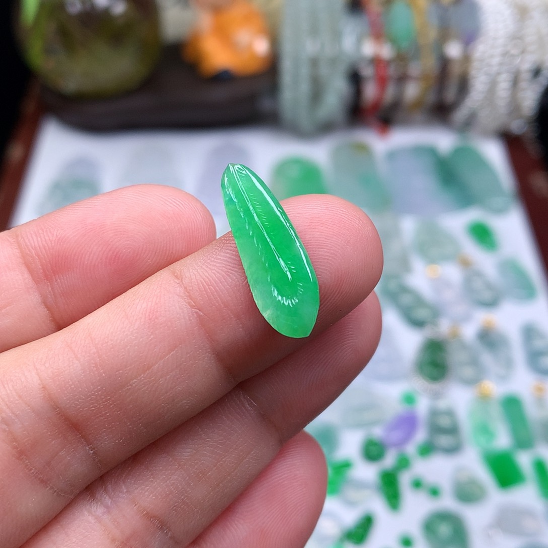 翡翠裸石缅甸天然A货翡翠阳绿羽毛