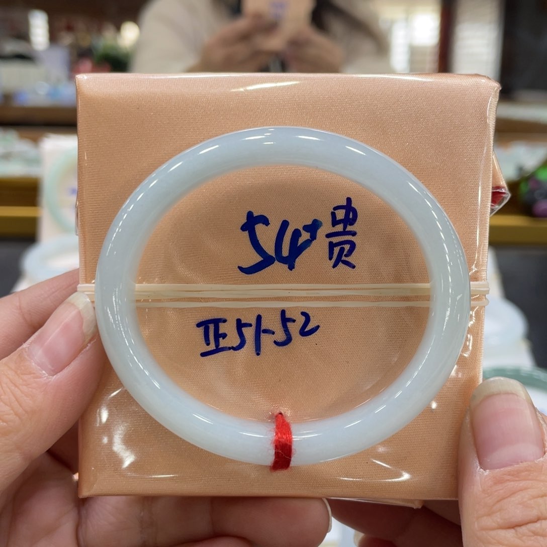 翡翠手镯未镶嵌翡翠