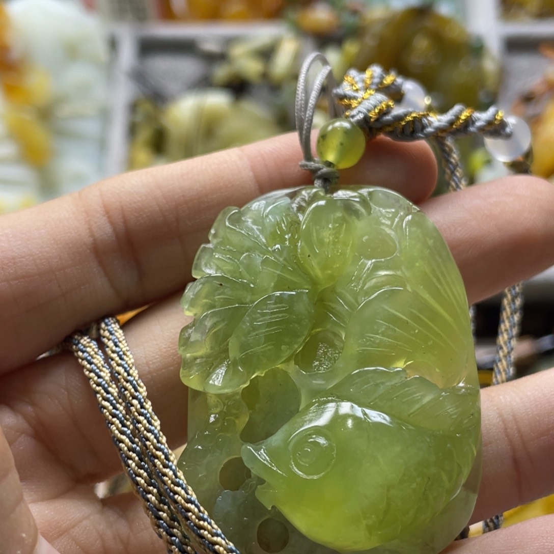 蛇纹石玉颈饰未镶嵌