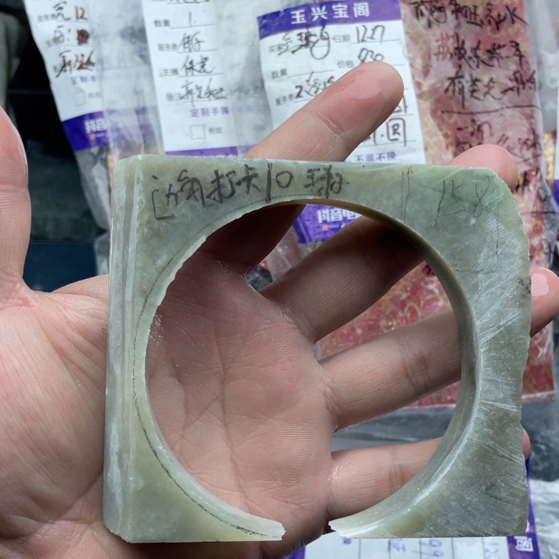 彭***菊和田玉未镶嵌珠宝奇石