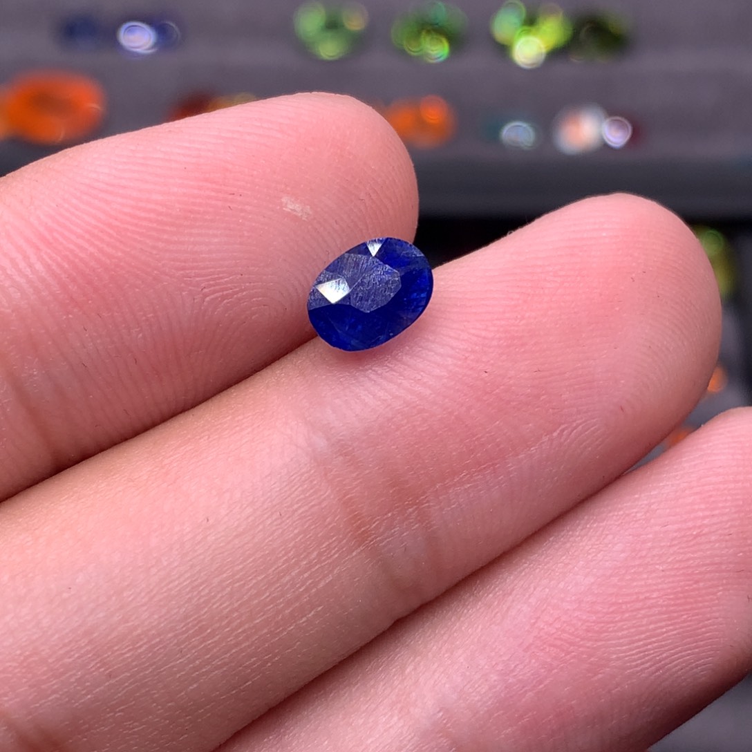 蓝宝石裸石未镶嵌