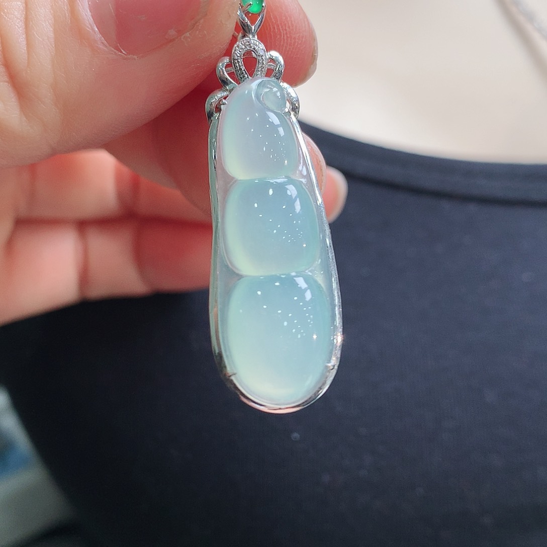 翡翠颈饰18K金镶嵌福豆