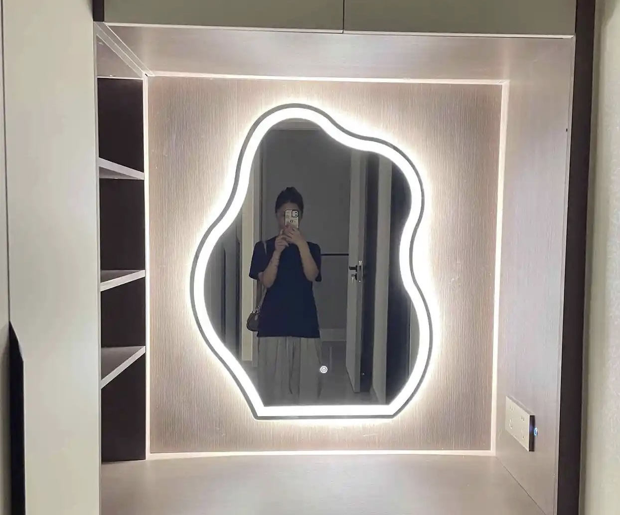 云朵智能led化妆镜壁挂卧室梳妆台镜子挂墙式带灯发光异形梳妆镜