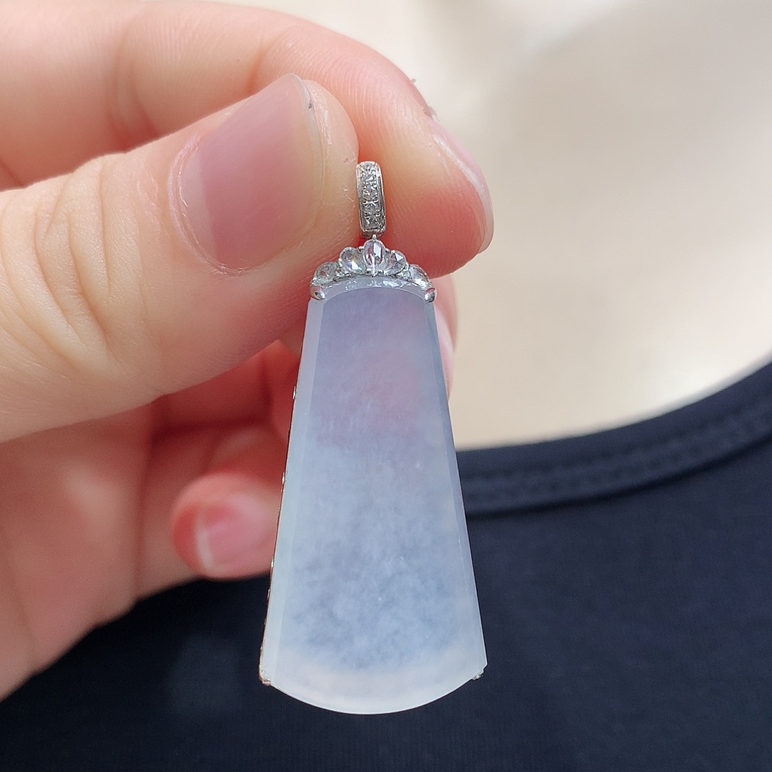 颈饰18K金镶嵌翡翠无事牌