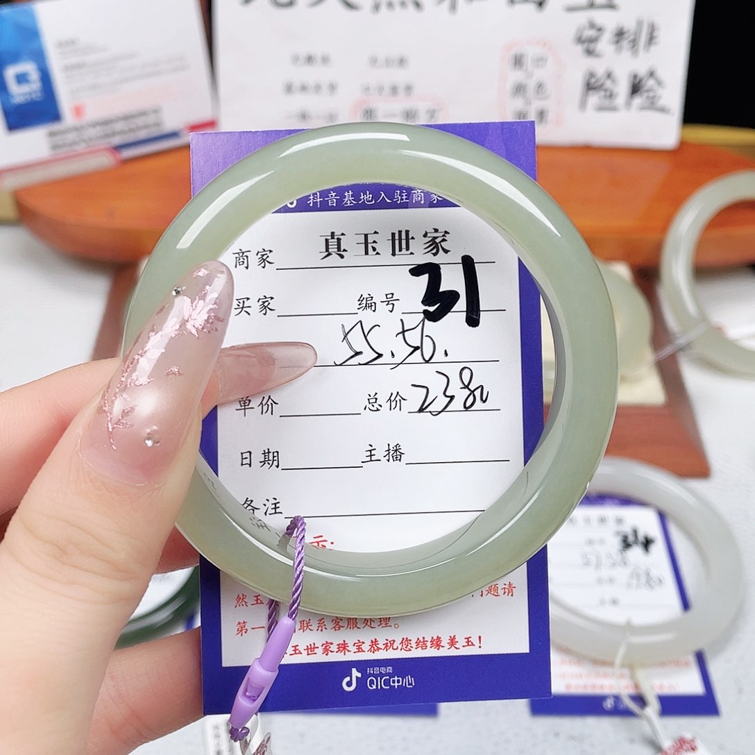 和田玉未镶嵌手镯