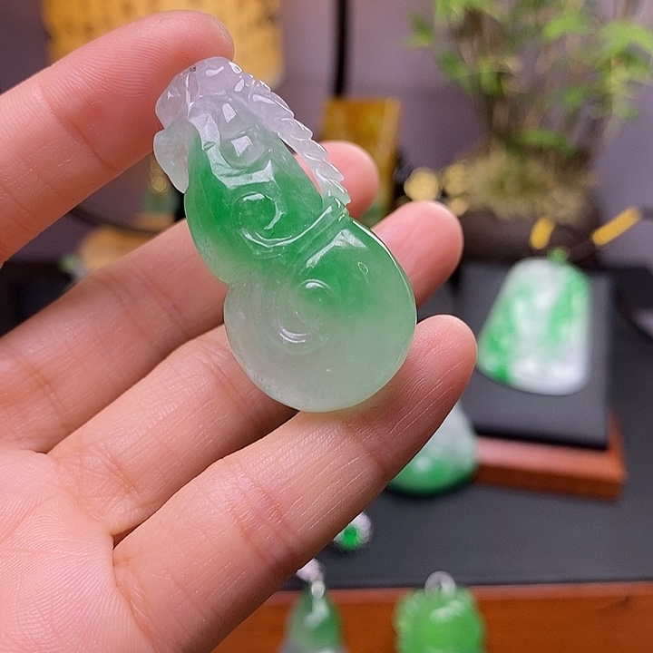 翡翠未镶嵌吊坠(赠链)